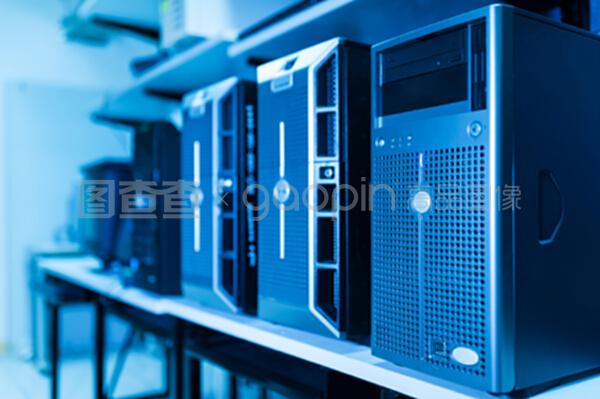 资料室内的电脑网络伺服器 计算机网络技术的开发与应用